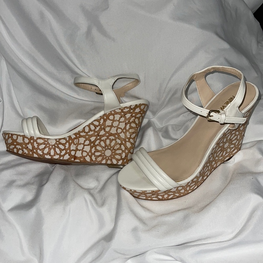 Nine West white wedge with wood design size 9